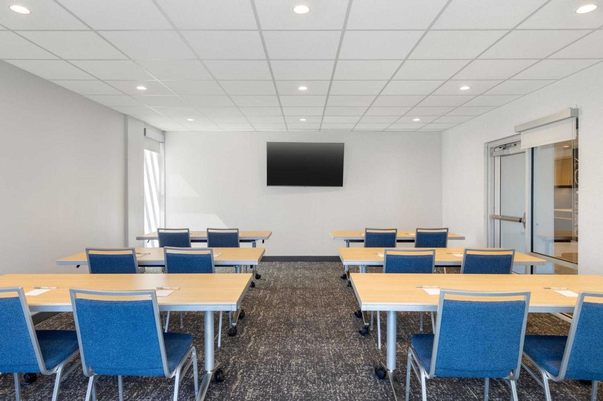 Towneplace Suites By Marriott Geneva At Spire Academy Buitenkant foto