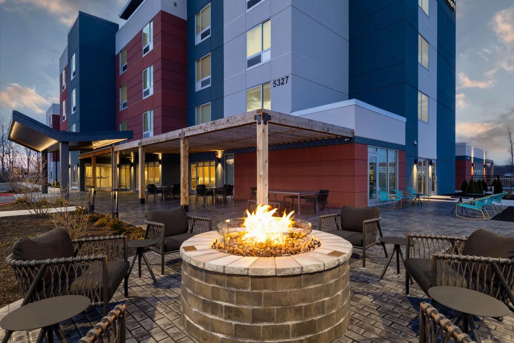 Towneplace Suites By Marriott Geneva At Spire Academy Buitenkant foto